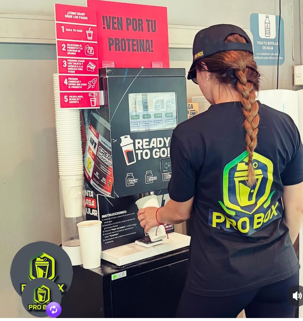 Operadora atendiendo servicio